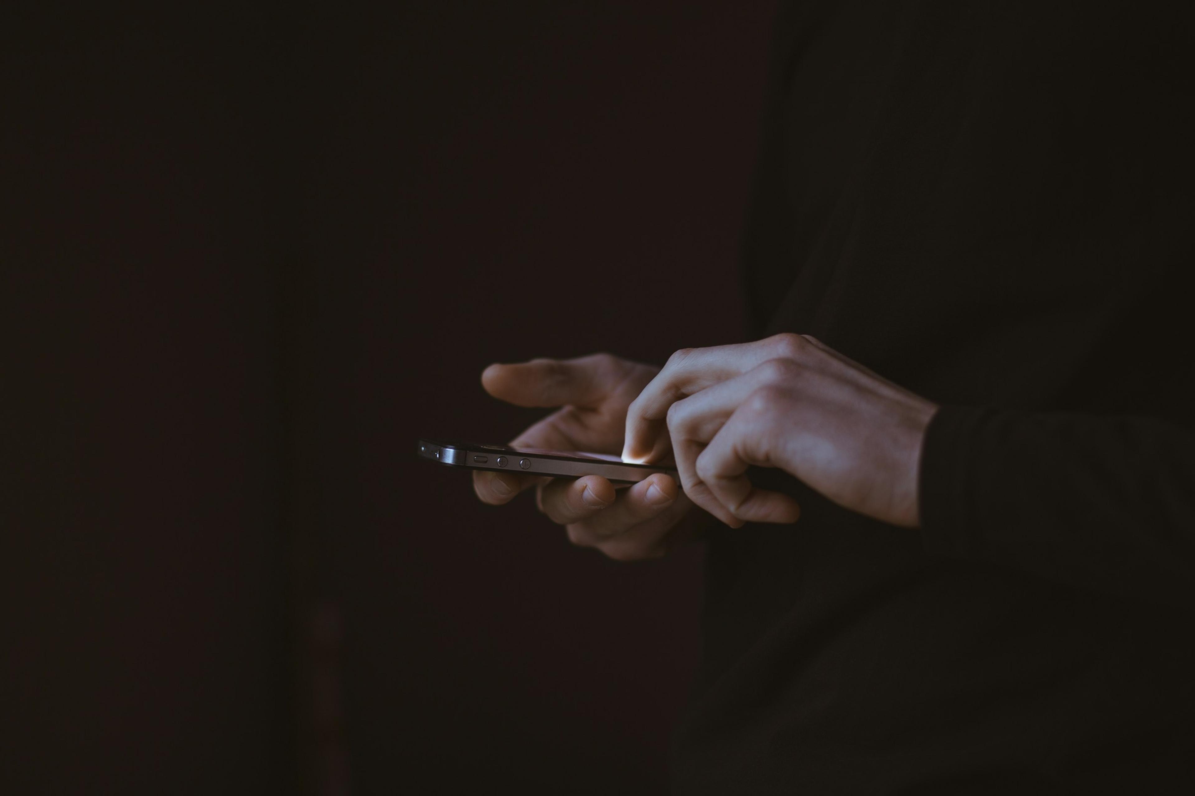 Supreme Court Rules Police Need Warrants to Search Cellphones