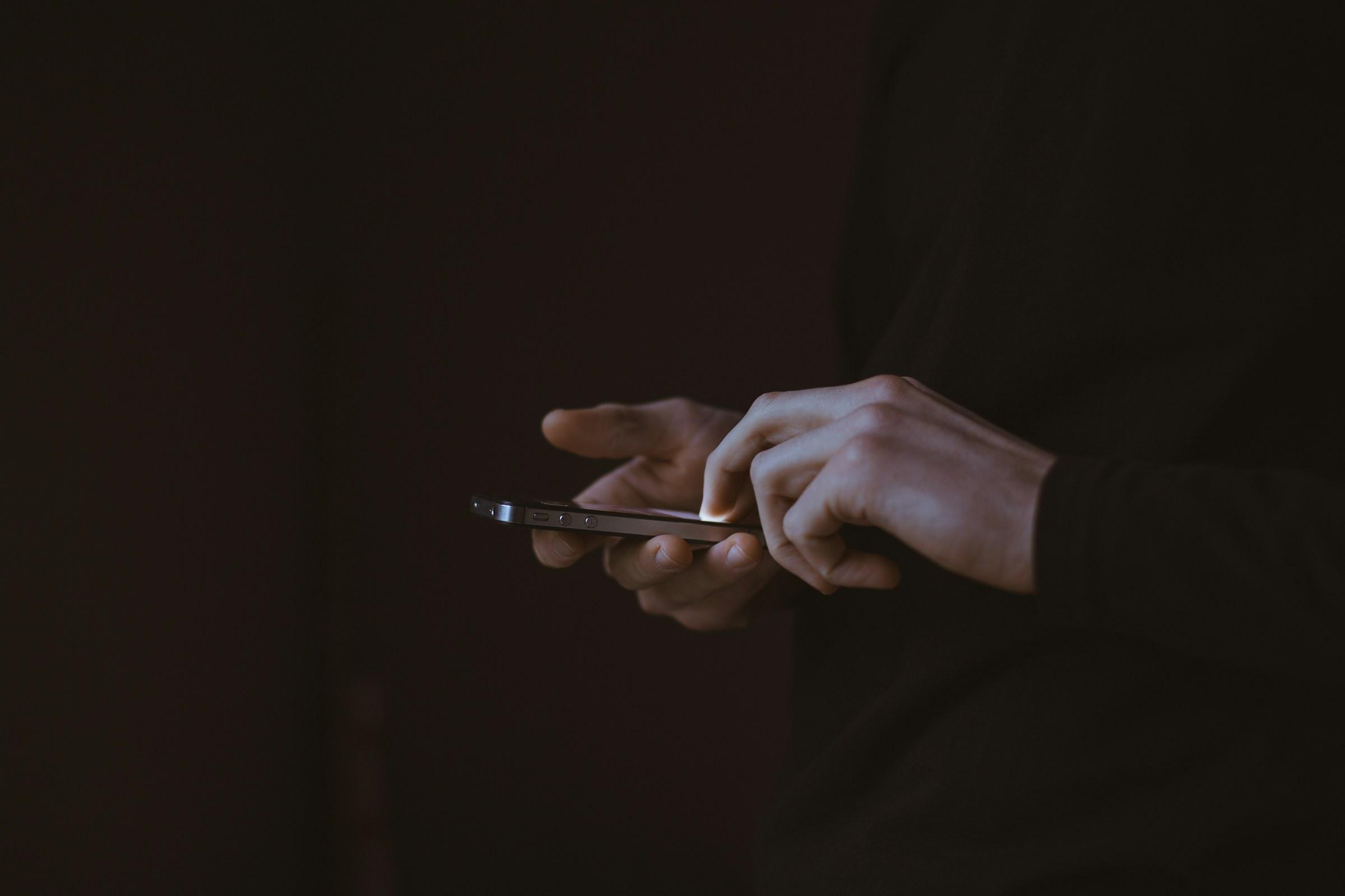 Supreme Court Rules Police Need Warrants to Search Cellphones