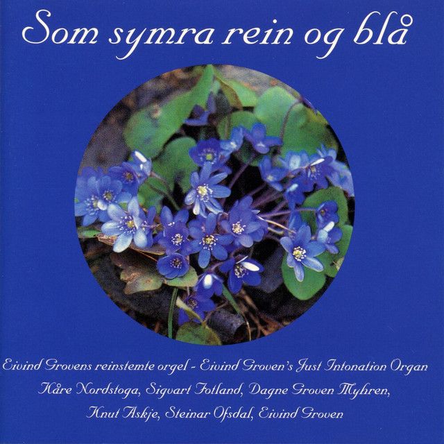 Omslag for LPen 'Som symra rein og blå'. Tittelen øverst, et rundt foto av blomstrende blåveis i midten, liste over utøvere nederst.