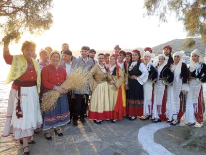 Οι χορευτές του ομίλου μας γιορτάζουν το Θέρος στο φεστιβάλ χορών Αμοργού