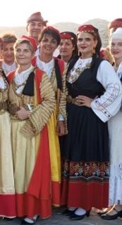 Χορευτές του Ομίλου ντυμένοι με παραδοσιακές φορεσιές