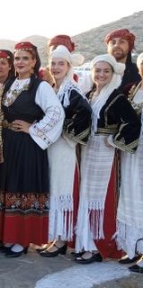 Χορευτές του Ομίλου με παραδοσιακές φορεσιές Σαλαμίνας στο φεστιβάλ της Αμοργού