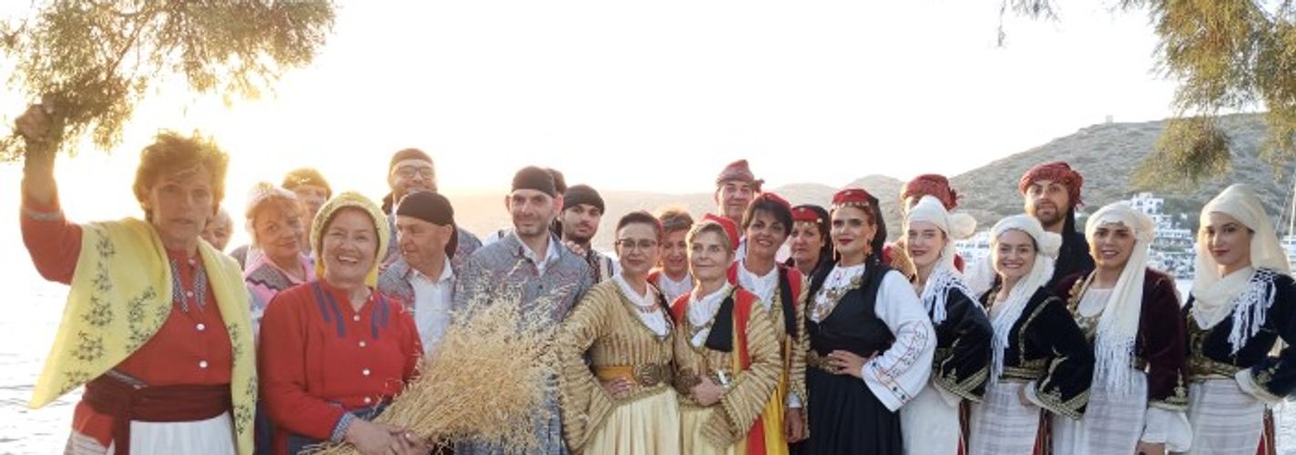 Χορευτές του ομίλου με παραδοσιακές φορεσιές από τις περιοχές της Νεστάνης και Σαλαμίνας