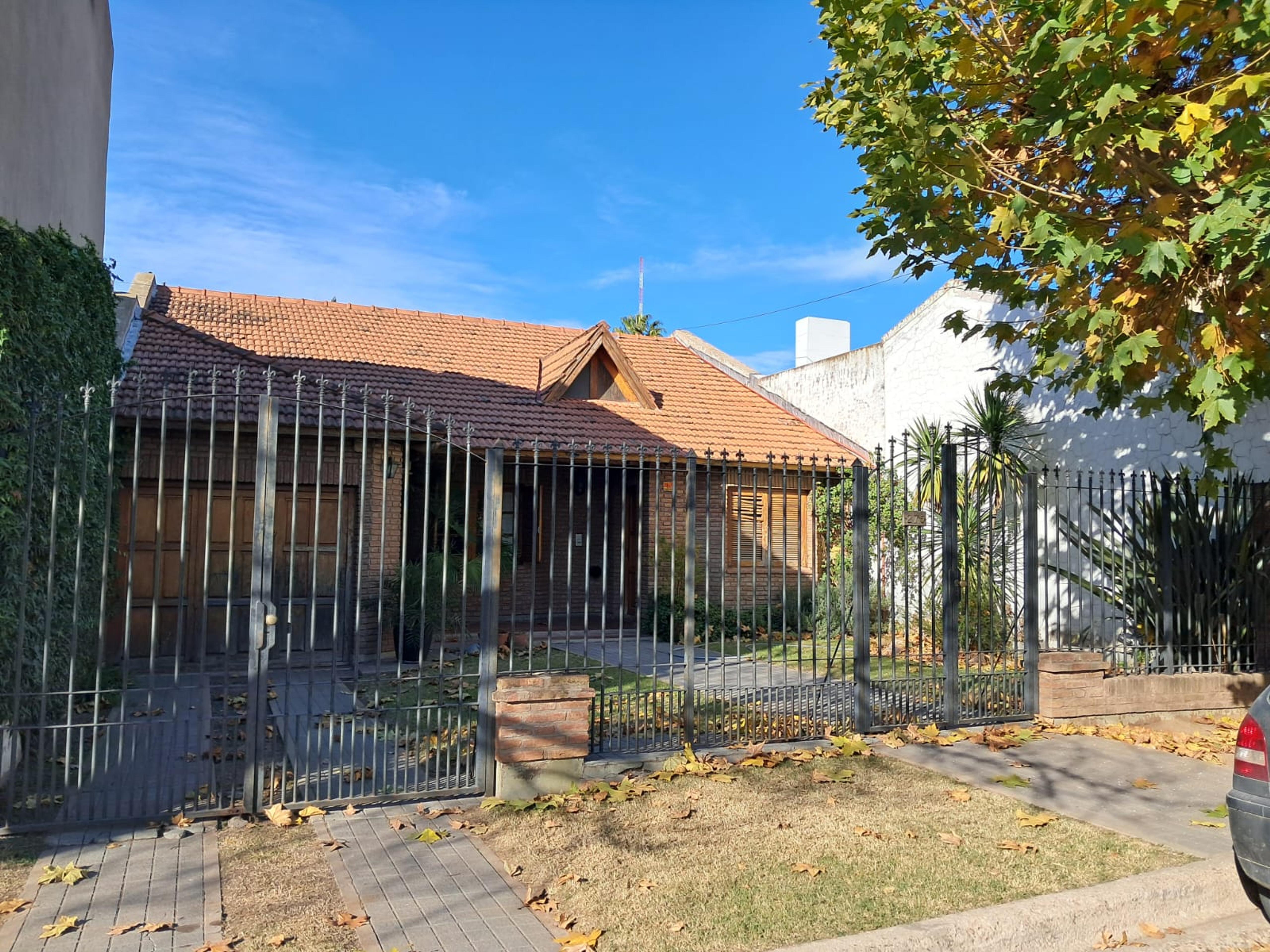 CASA EN VENTA – EXCELENTE UBICACIÓN Y GRAN POTENCIAL