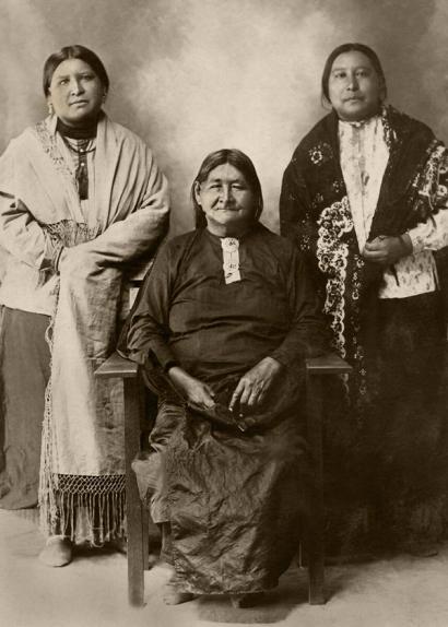 image from Mollie (right) with her sister Anna and her mother, Lizzie