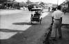 Een becak op de Grote Postweg in Bandung