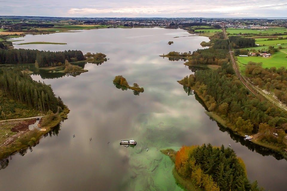 Se de flotte bildene av byggingen av Midtgardsormen, tatt med drone over Frøylandsvatnet.