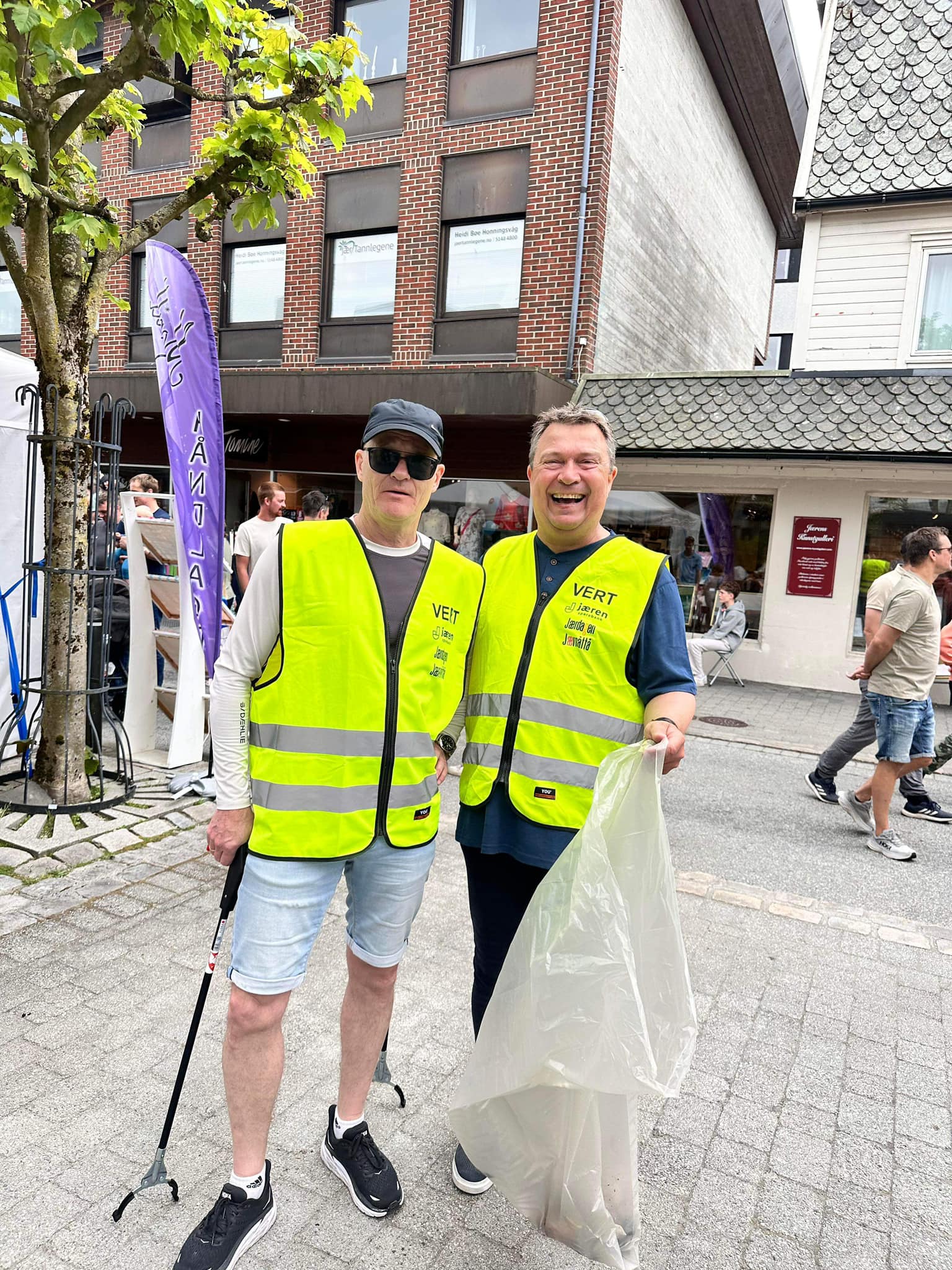 Hvert år bidrar Brynes Vel på dugnad under Jærdagen for å holde gatene rene og pene. 