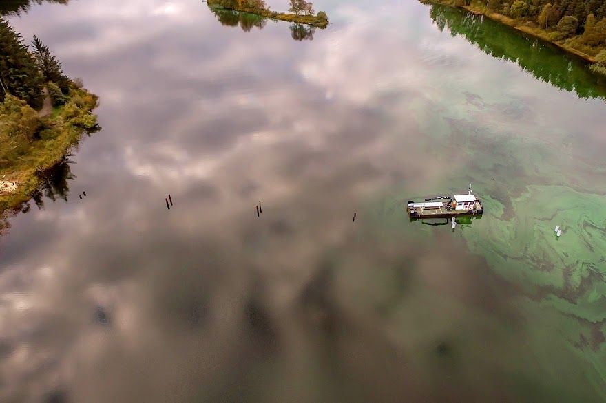 Se de flotte bildene av byggingen av Midtgardsormen, tatt med drone over Frøylandsvatnet.