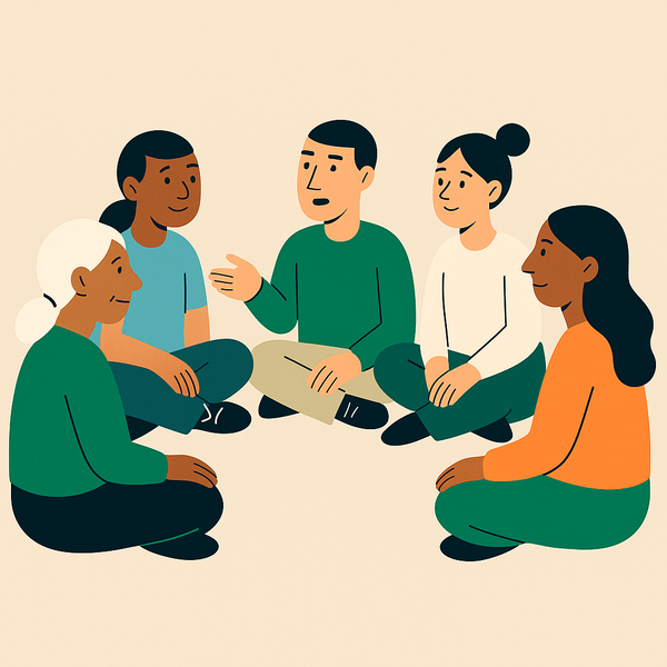 En gruppe mennesker sitter i en sirkel på gulvet.