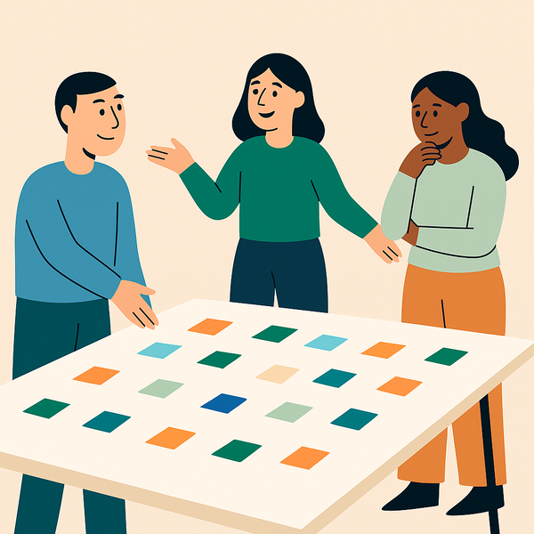 En gruppe mennesker står rundt et bord med post-it lapper på.