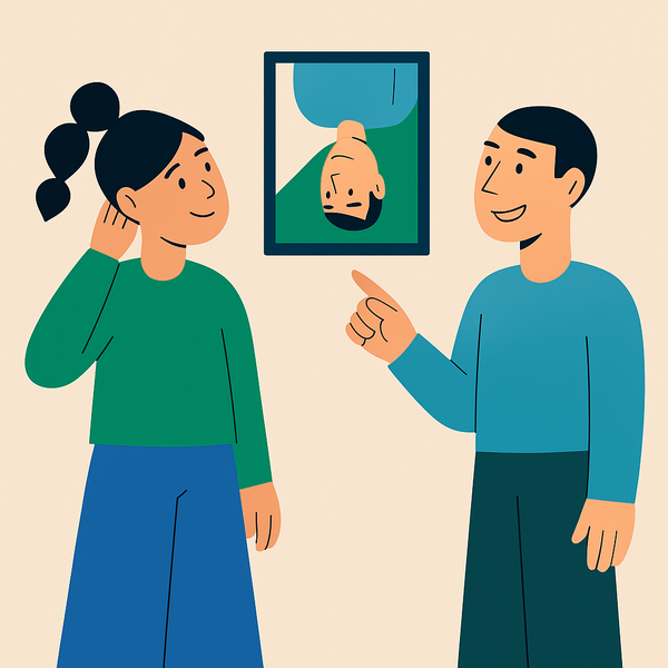 En mann og en kvinne ser på et bilde på veggen.