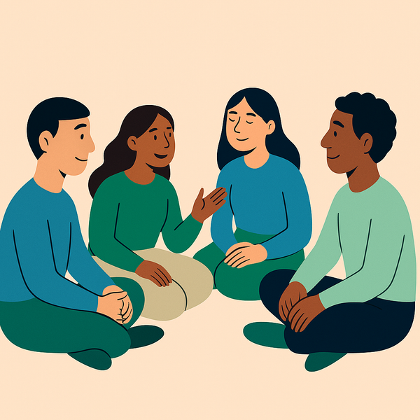 En gruppe mennesker sitter i en sirkel og snakker med hverandre.