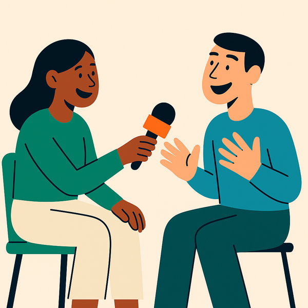 En kvinne holder en mikrofon og snakker med en mann.