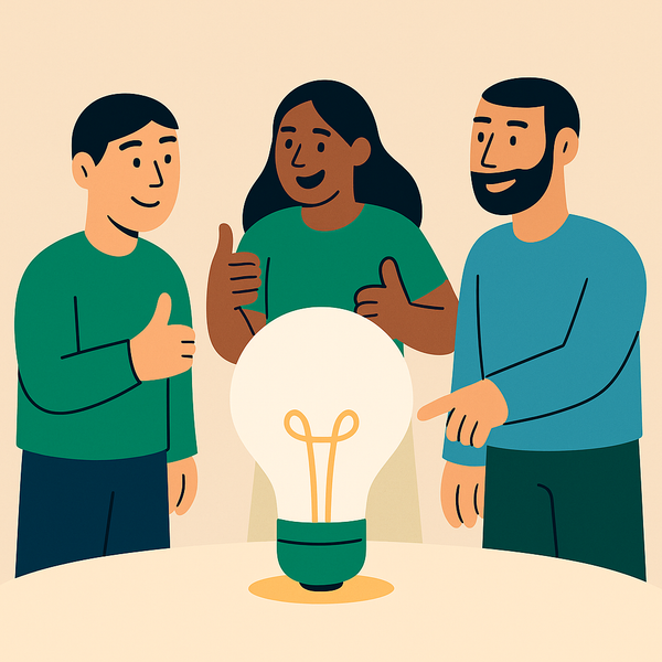 Tre personer står rundt en lyspære og gir tommel opp.