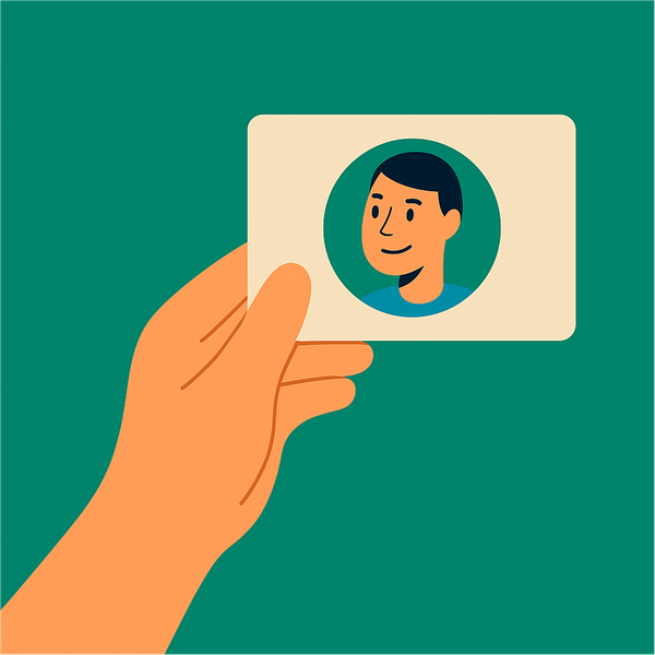 En hånd holder et visittkort.