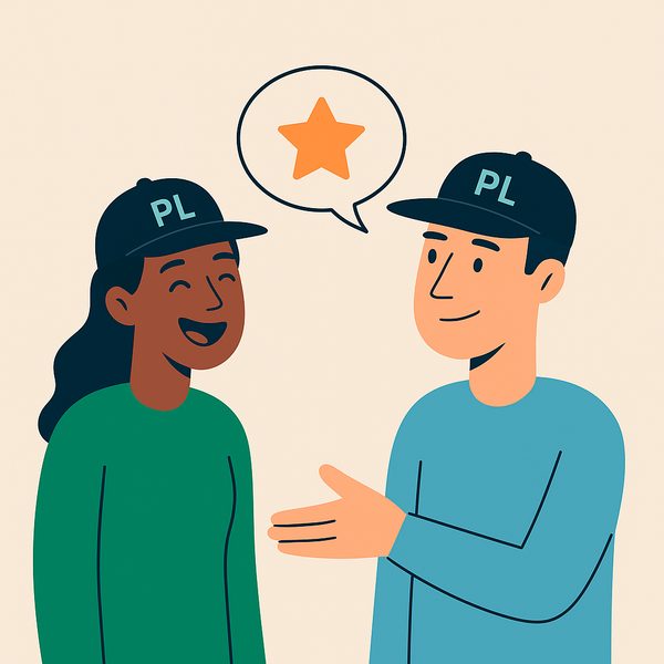 En mann og en kvinne med hatter hvor det står "prosessleder" snakker sammen.