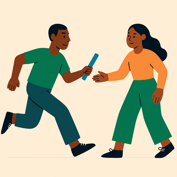 En mann gir stafettpinnen videre til en kvinne.