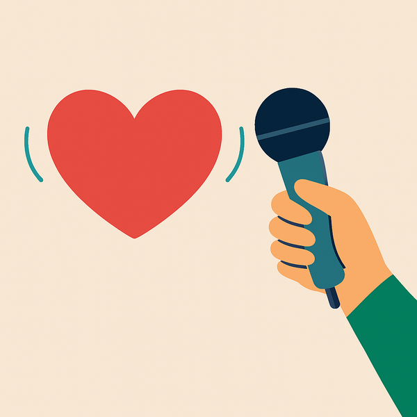 En hånd holder en mikrofon foran et hjerte.