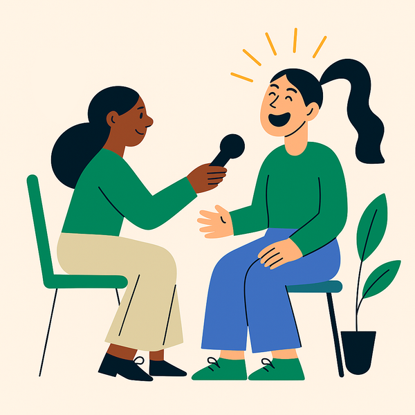 En kvinne holder en mikrofon og snakker med en annen kvinne.