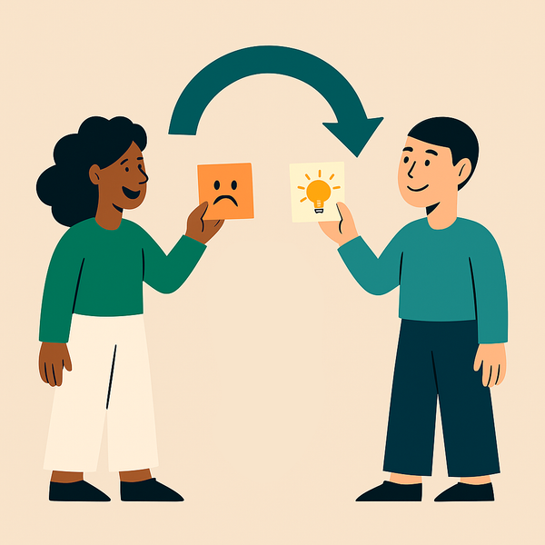 En mann holder et bilde av en lyspære, og en kvinne holder et bilde av et trist ansikt.