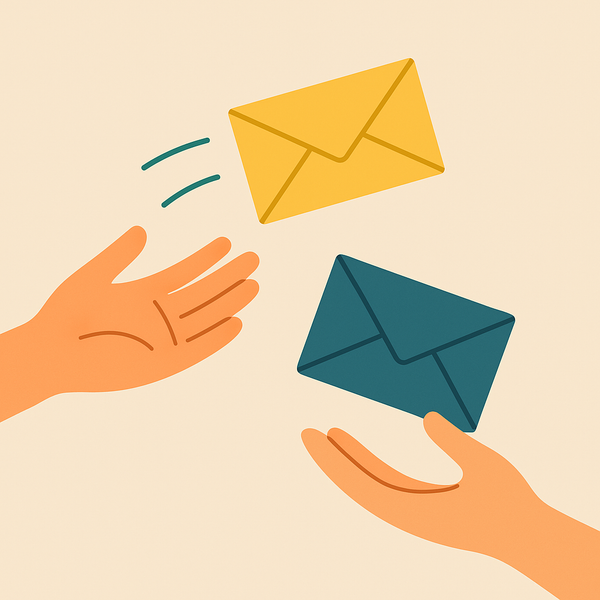 En hånd strekker seg etter en gul konvolutt, og en annen hånd holder en blå konvolutt.