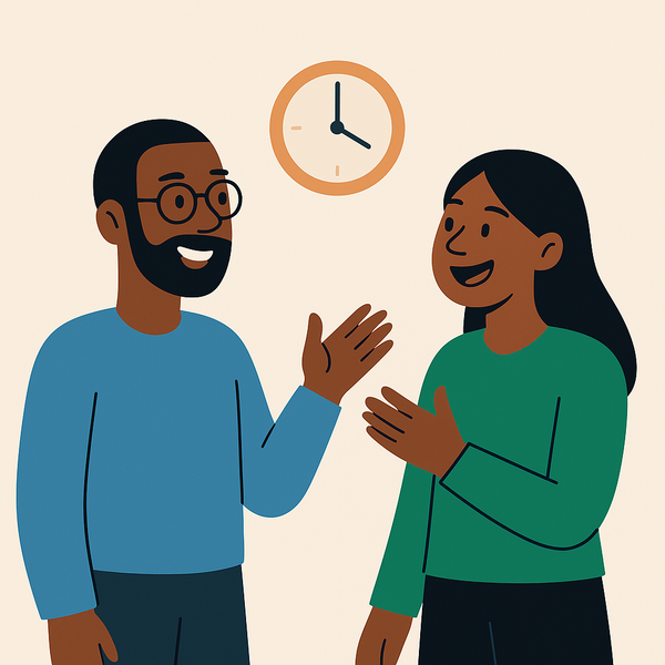 En mann og en kvinne snakker sammen foran en klokke.