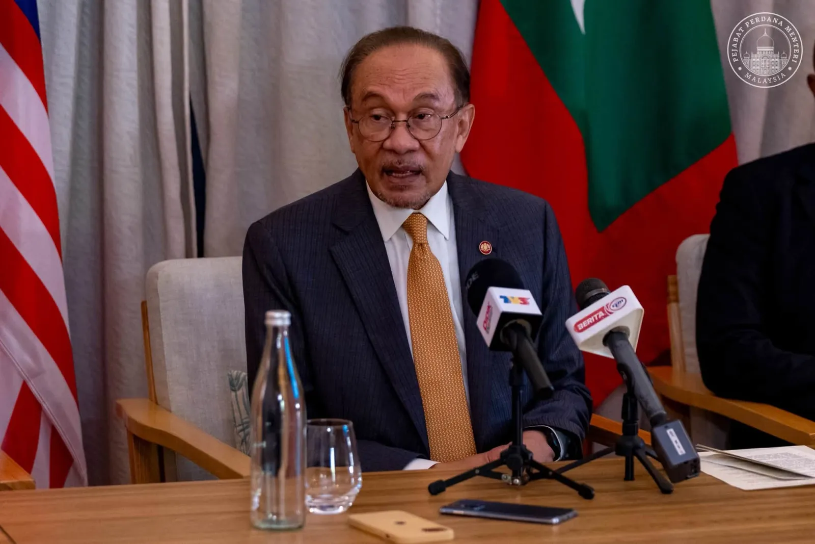 Datuk Seri Anwar Ibrahim bercakap pada sidang media