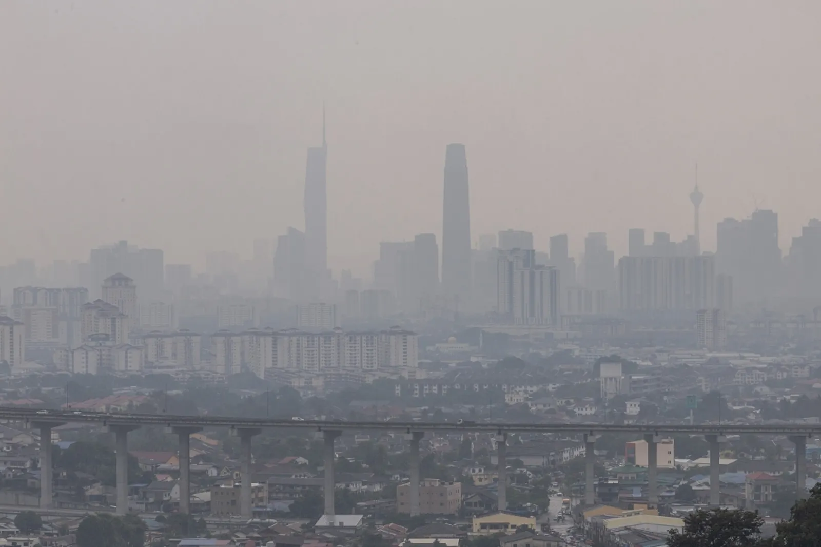 Latar langit Kuala Lumpur diselubungi jerebu tebal