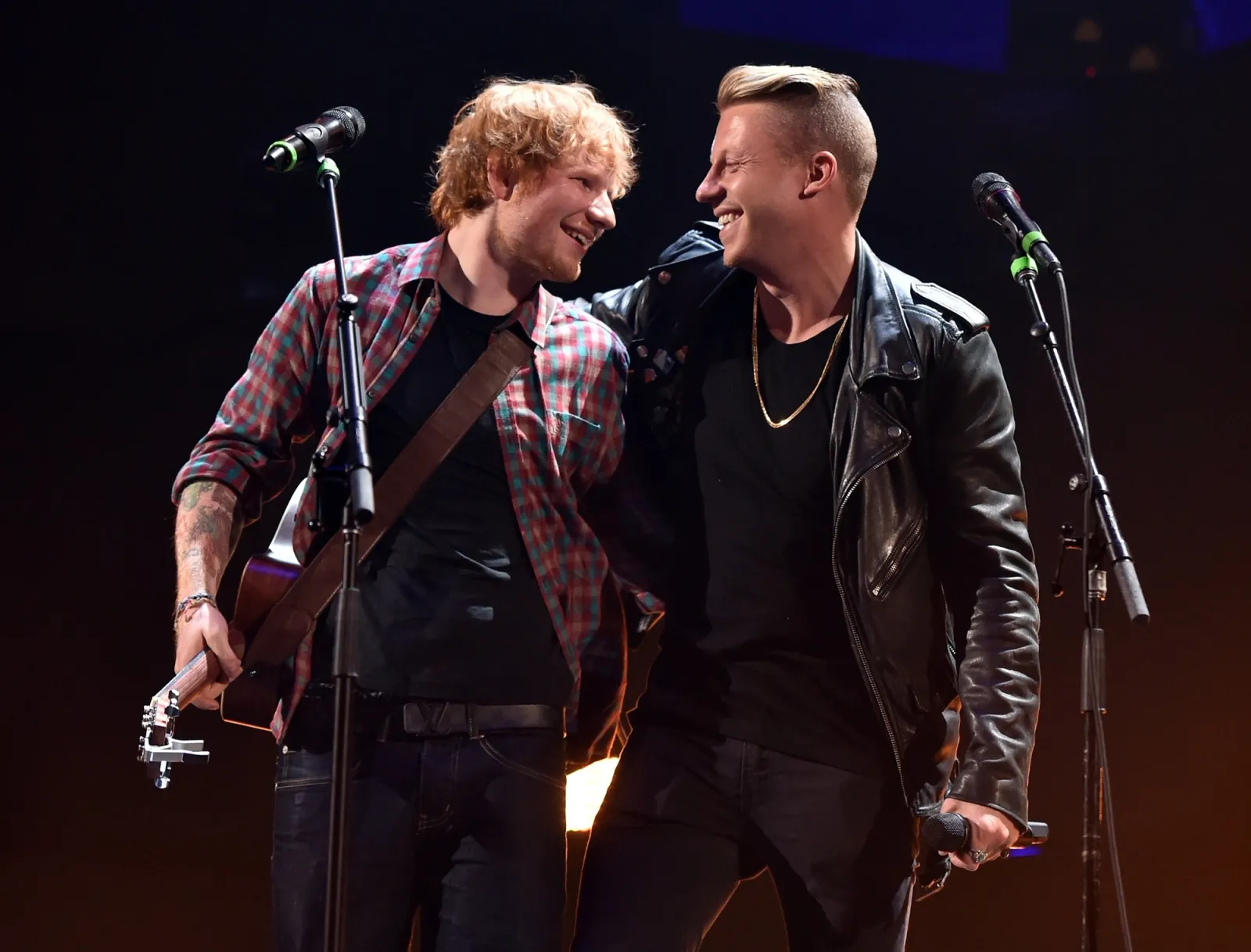 Ed Sheeran dan Macklemore berpelukan di atas pentas