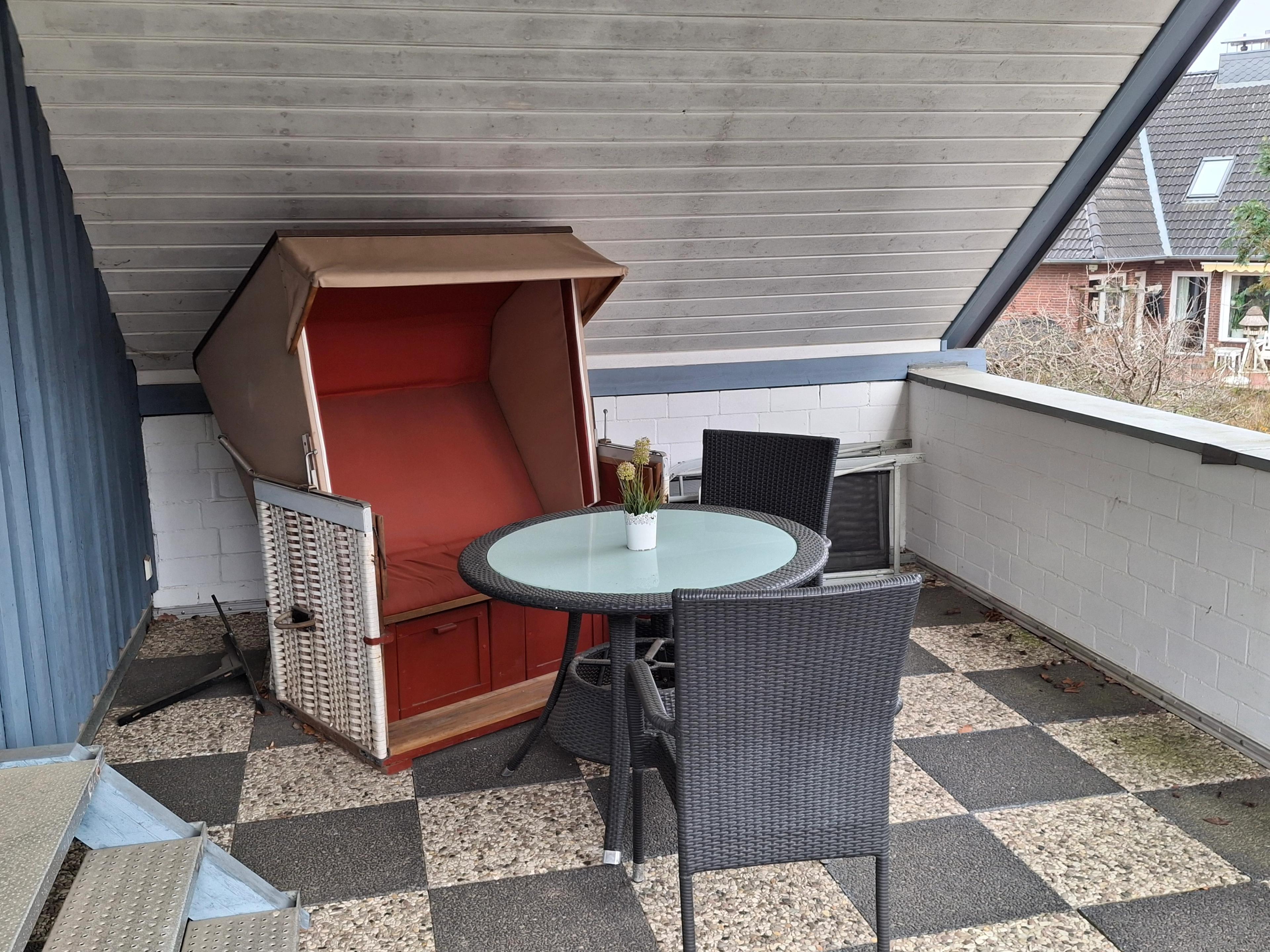 Balkon Strandkorb, Rattan-Tisch und Stühlen und Liegen