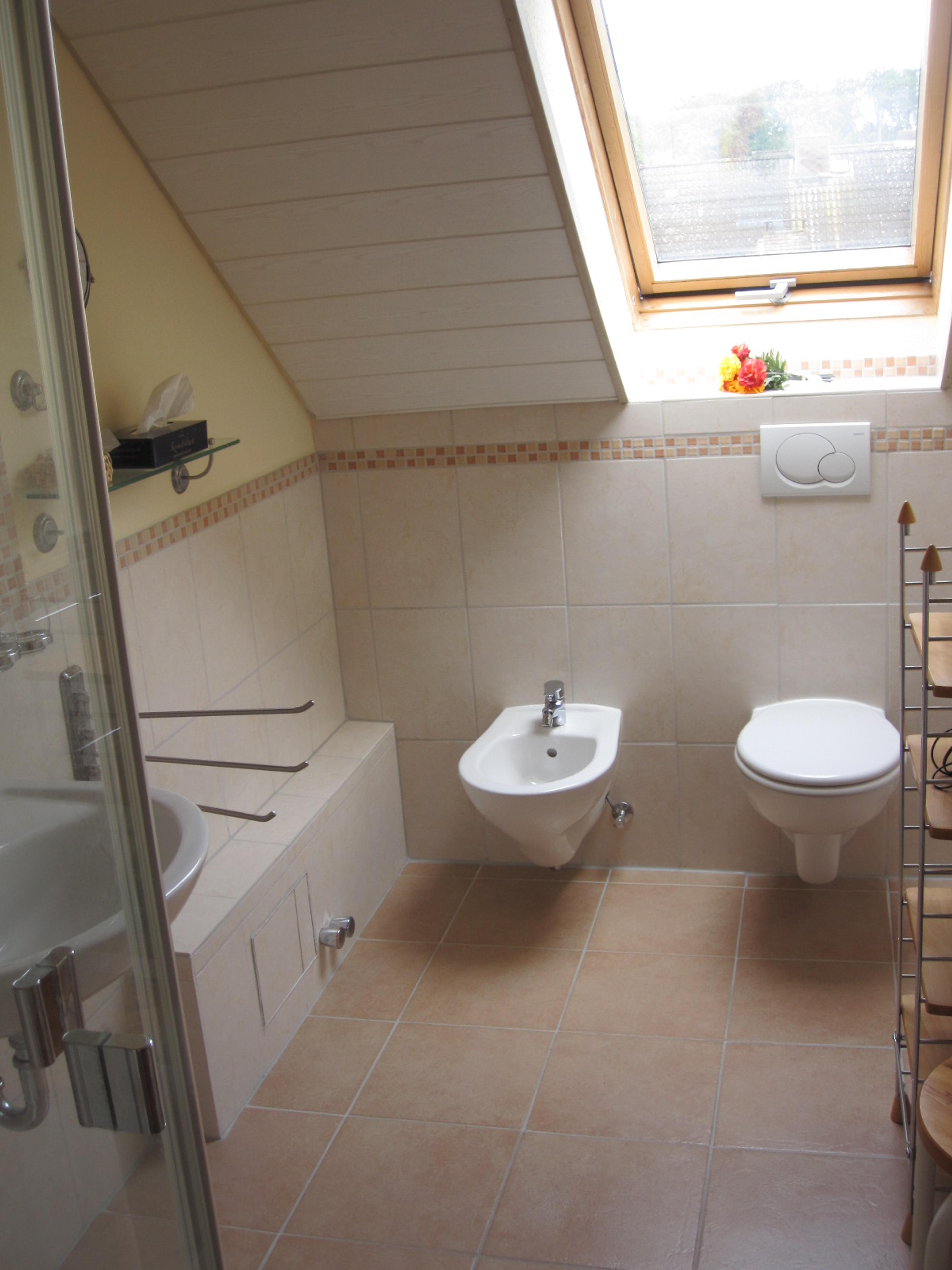 Helles Badezimmer mit Fußbodenheizung, Bodentiefer Dusche, Bidet & Toilette