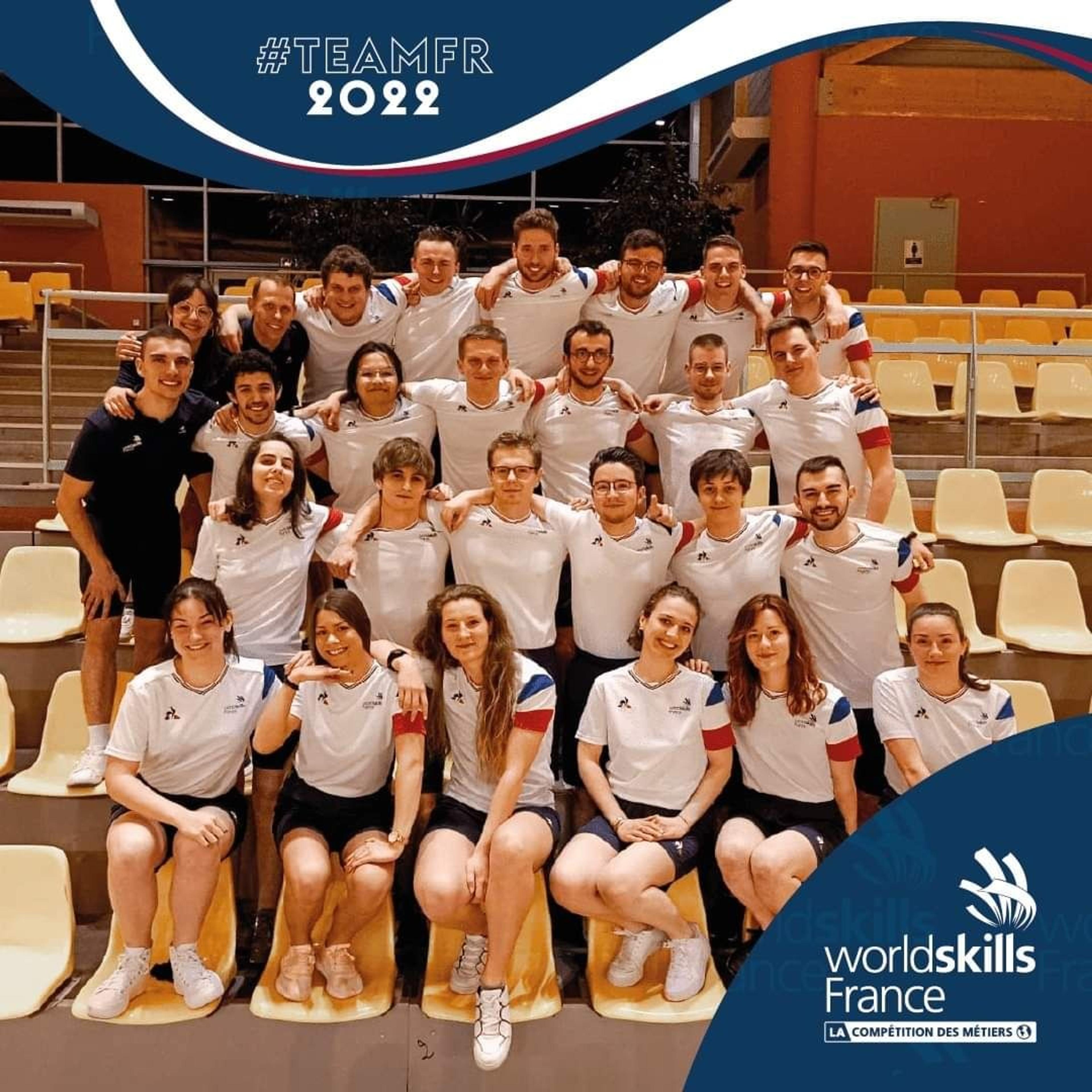 Photo de groupe avec #TEAMFR 2022 et WorldSkills France LA compétition des métiers