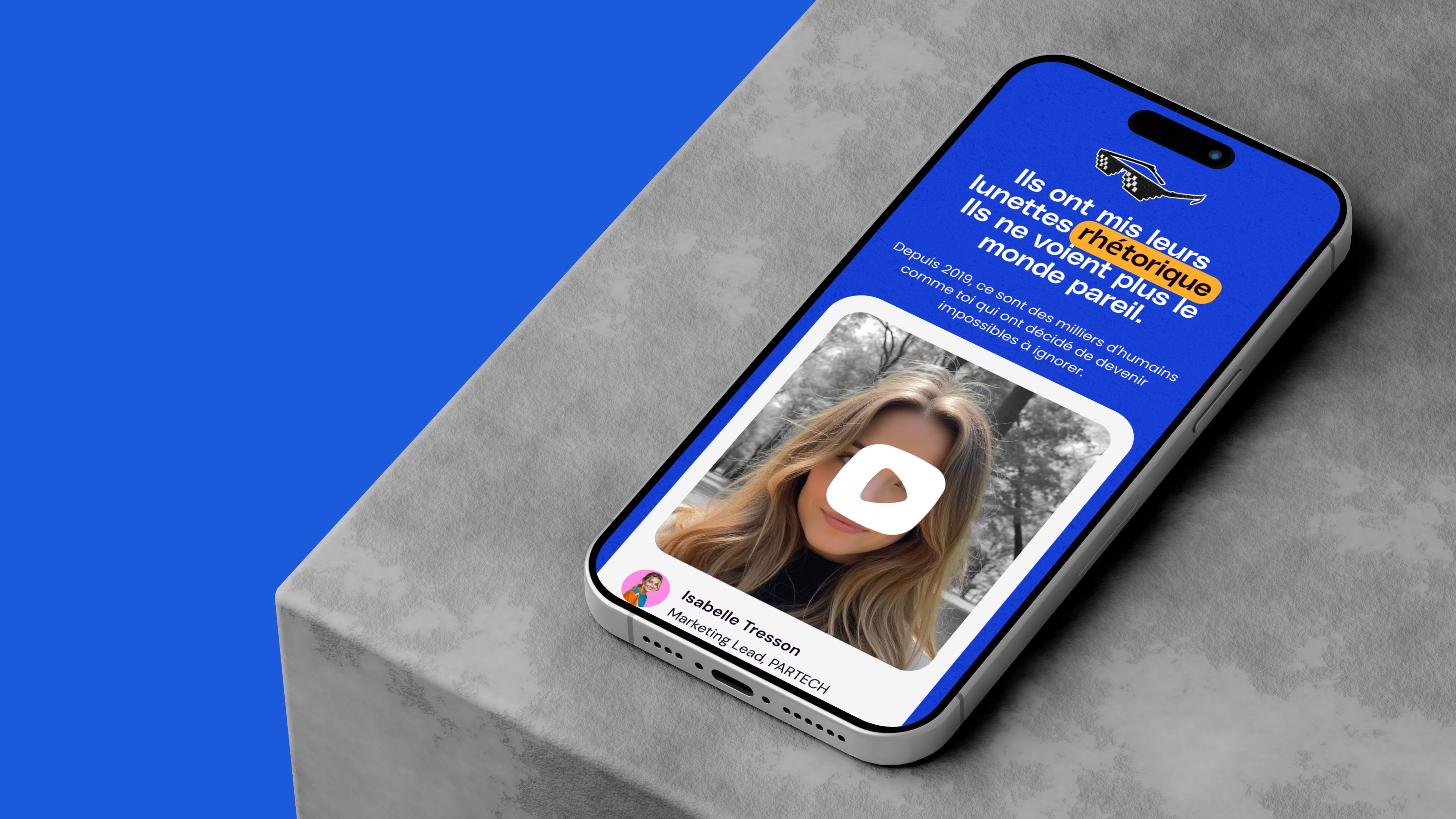 Smartphone affichant le site Panache : « Ils ont mis leurs lunettes rhétorique » et témoignage vidéo