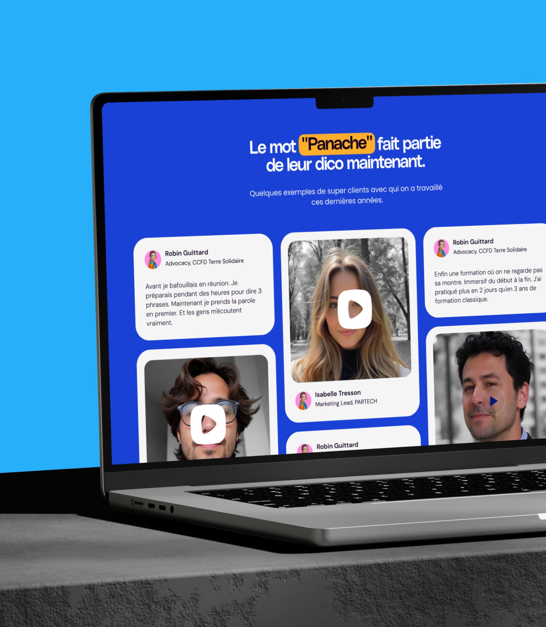Laptop affichant la section témoignages du site Panache : avis clients et vidéos sur fond bleu