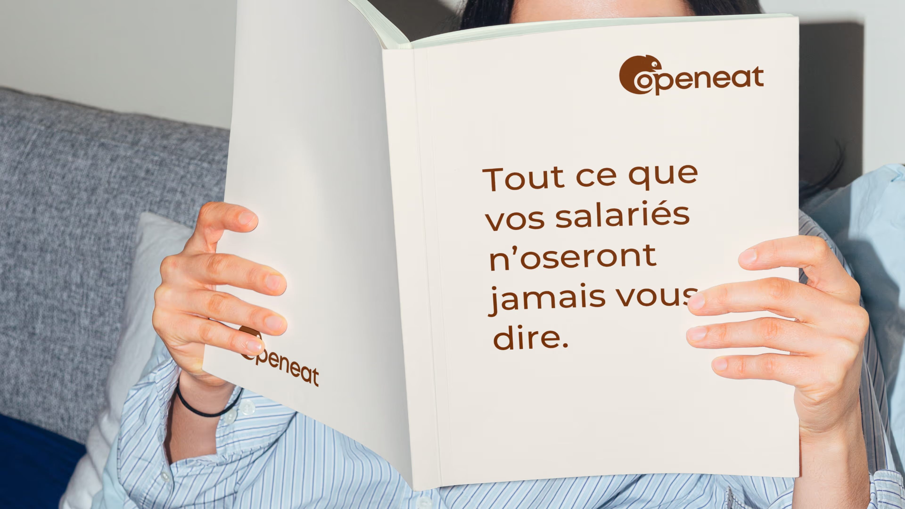 Personne lisant un livret Openeat titré « Tout ce que vos salariés n’oseront jamais vous dire. »