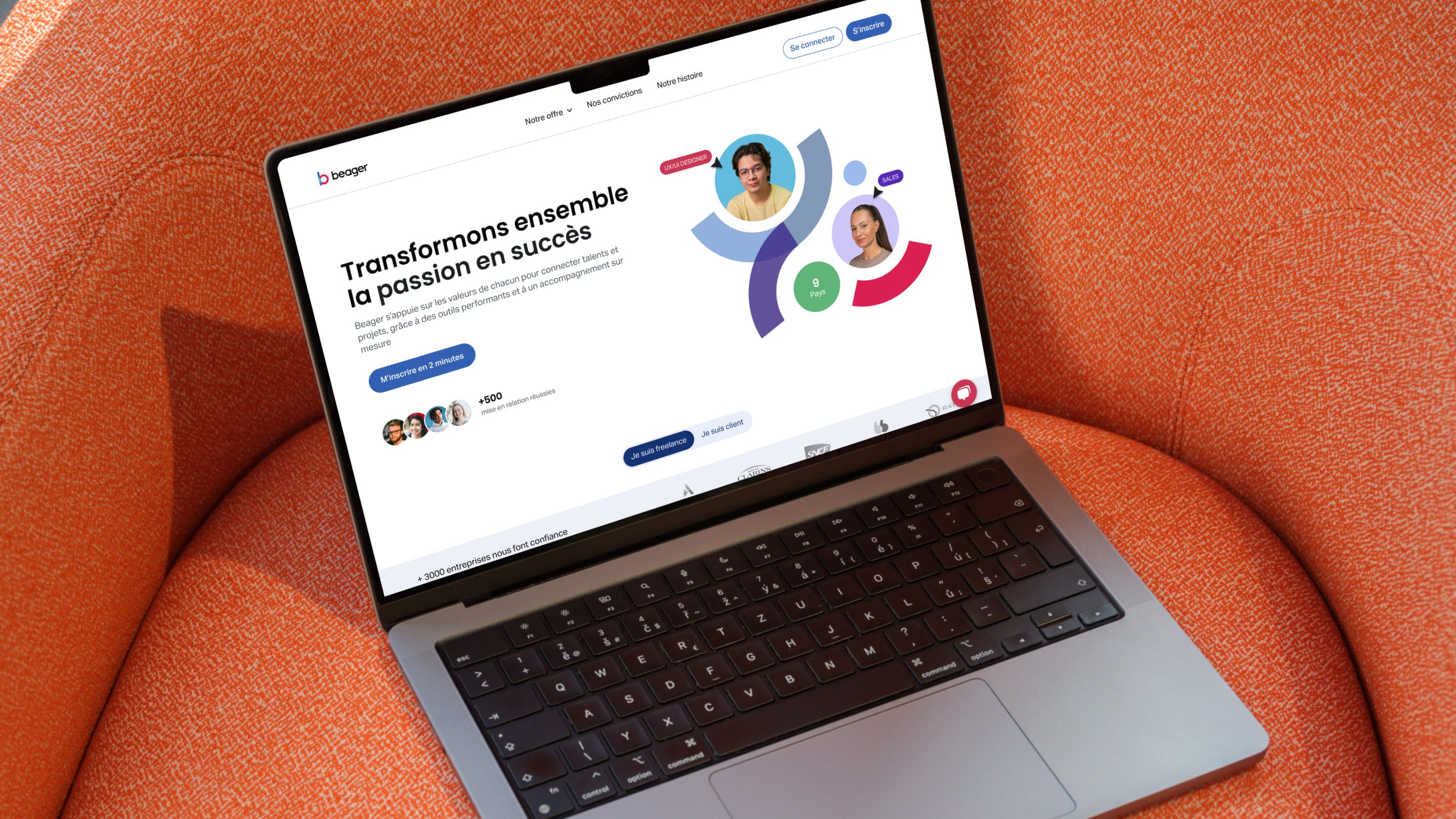 Page d’accueil Beager sur un ordinateur portable posé sur un fauteuil orange : « Transformons ensemble la passion en succès »