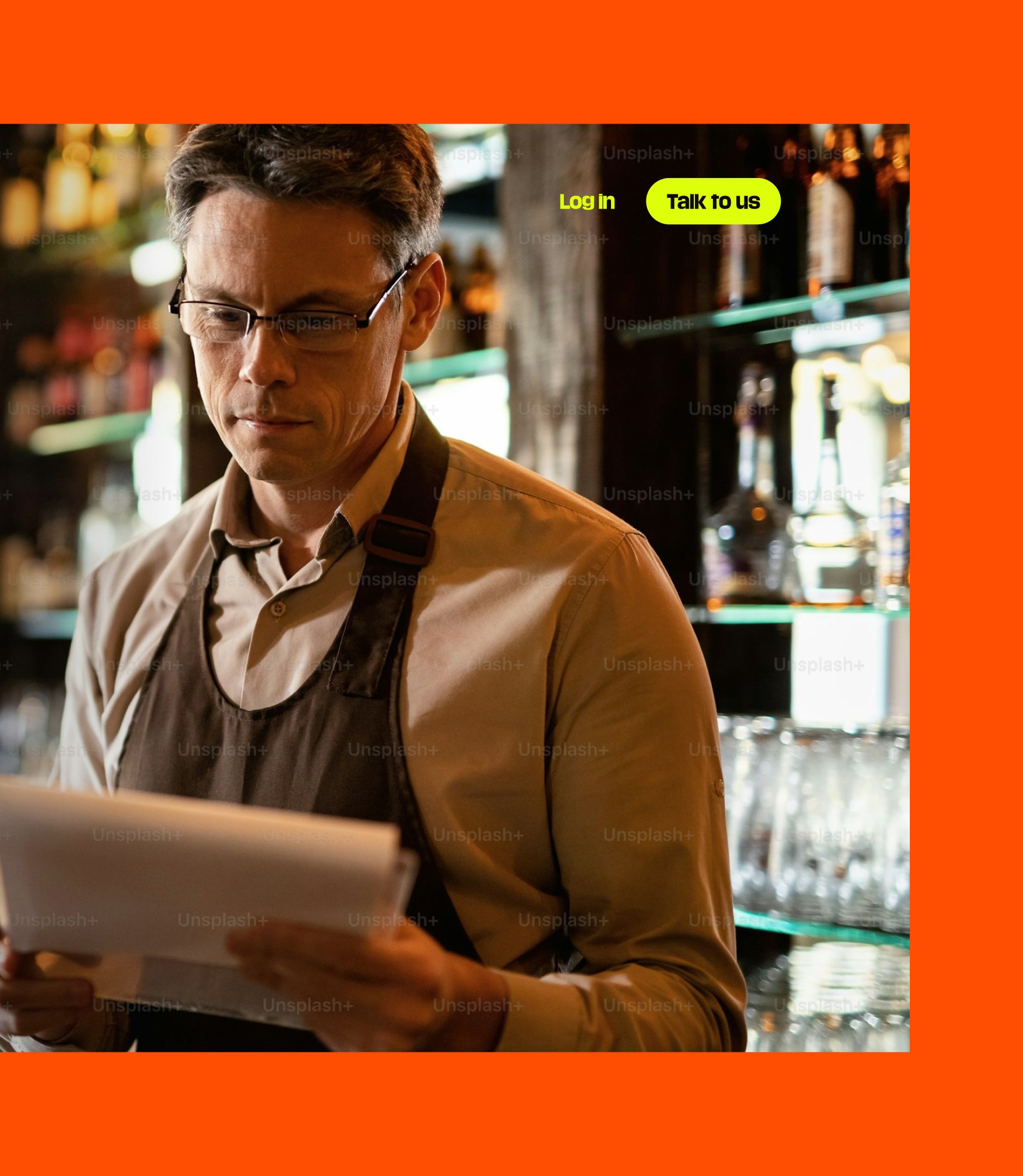 Proposition de hero Alpacap : restaurateur lisant des documents au bar, boutons « Log in » et « Talk to us » sur fond orange