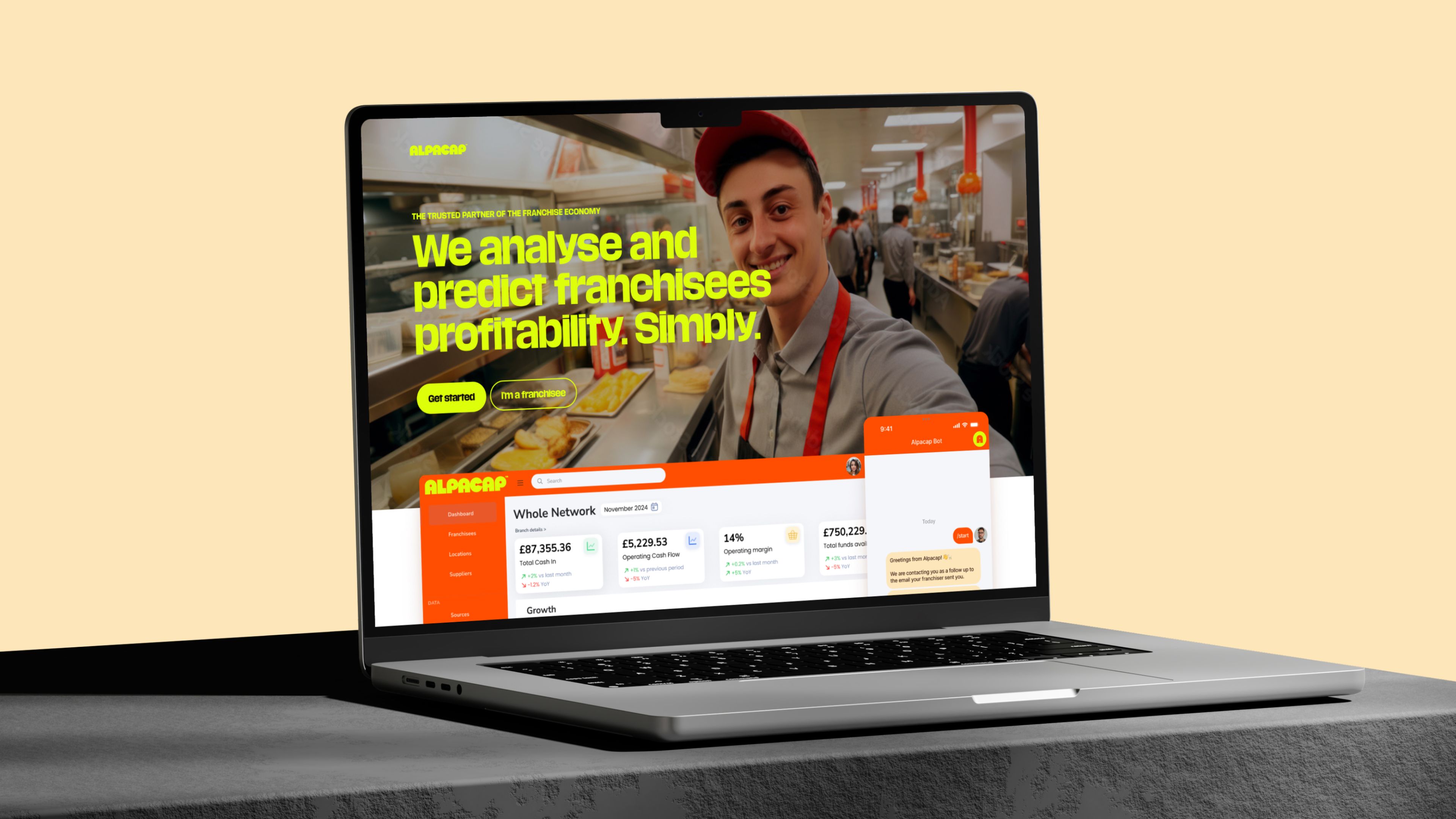 Laptop affichant la page d’accueil Alpacap « We analyse and predict franchisees profitability » et un tableau de bord