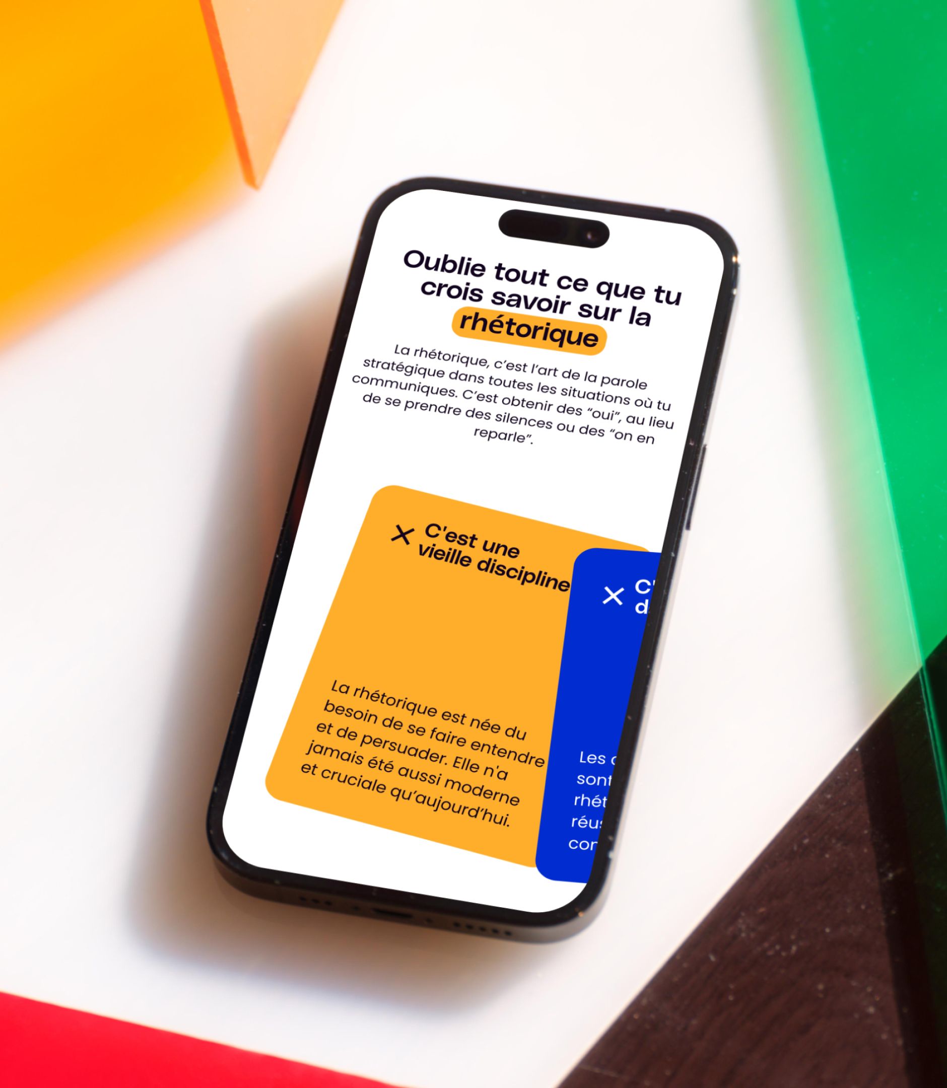 Smartphone affichant le site Panache : « Oublie tout ce que tu crois savoir sur la rhétorique » et cartes colorées