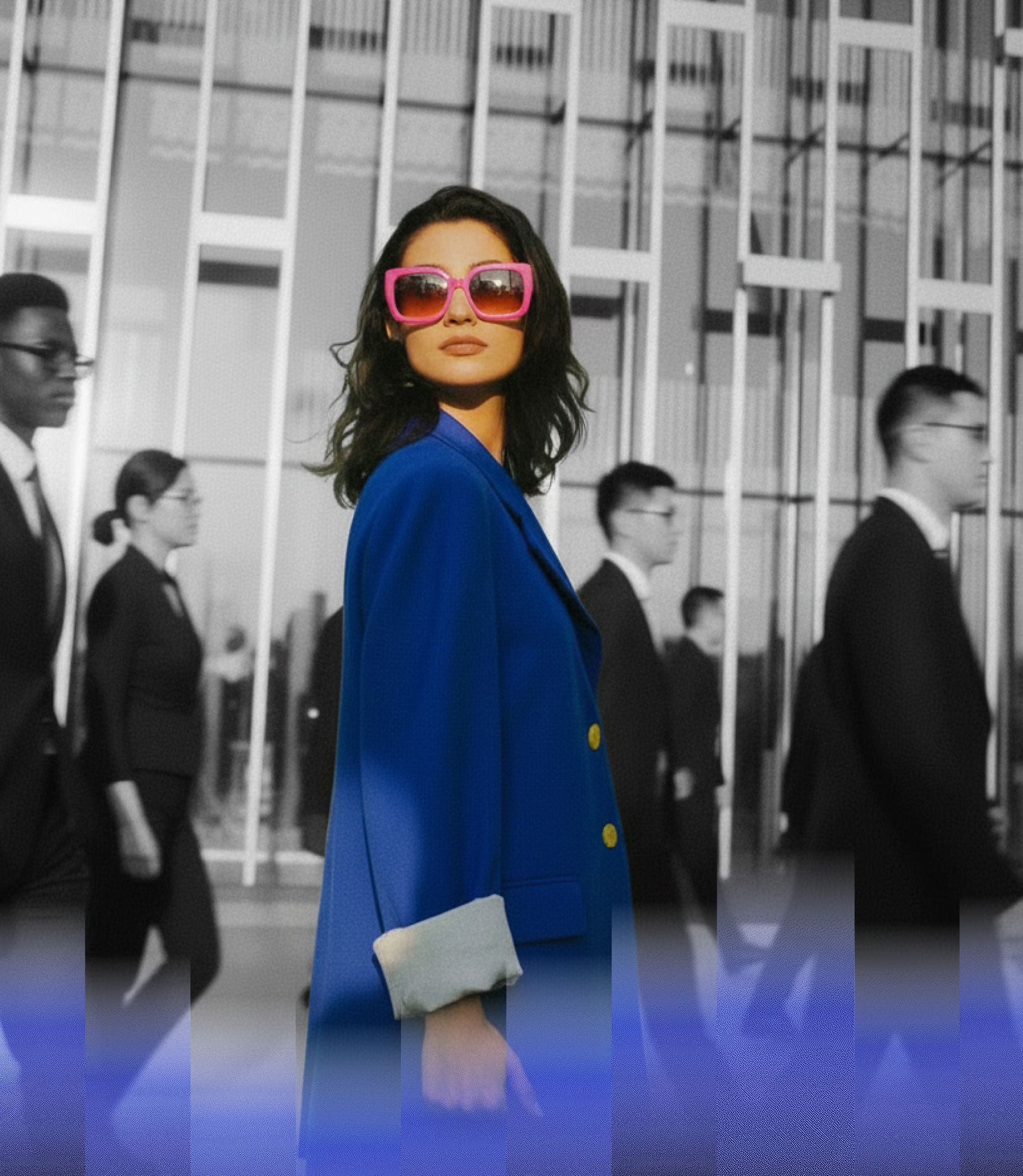 Visuel Panache : femme en manteau bleu et lunettes roses parmi des passants en noir et blanc