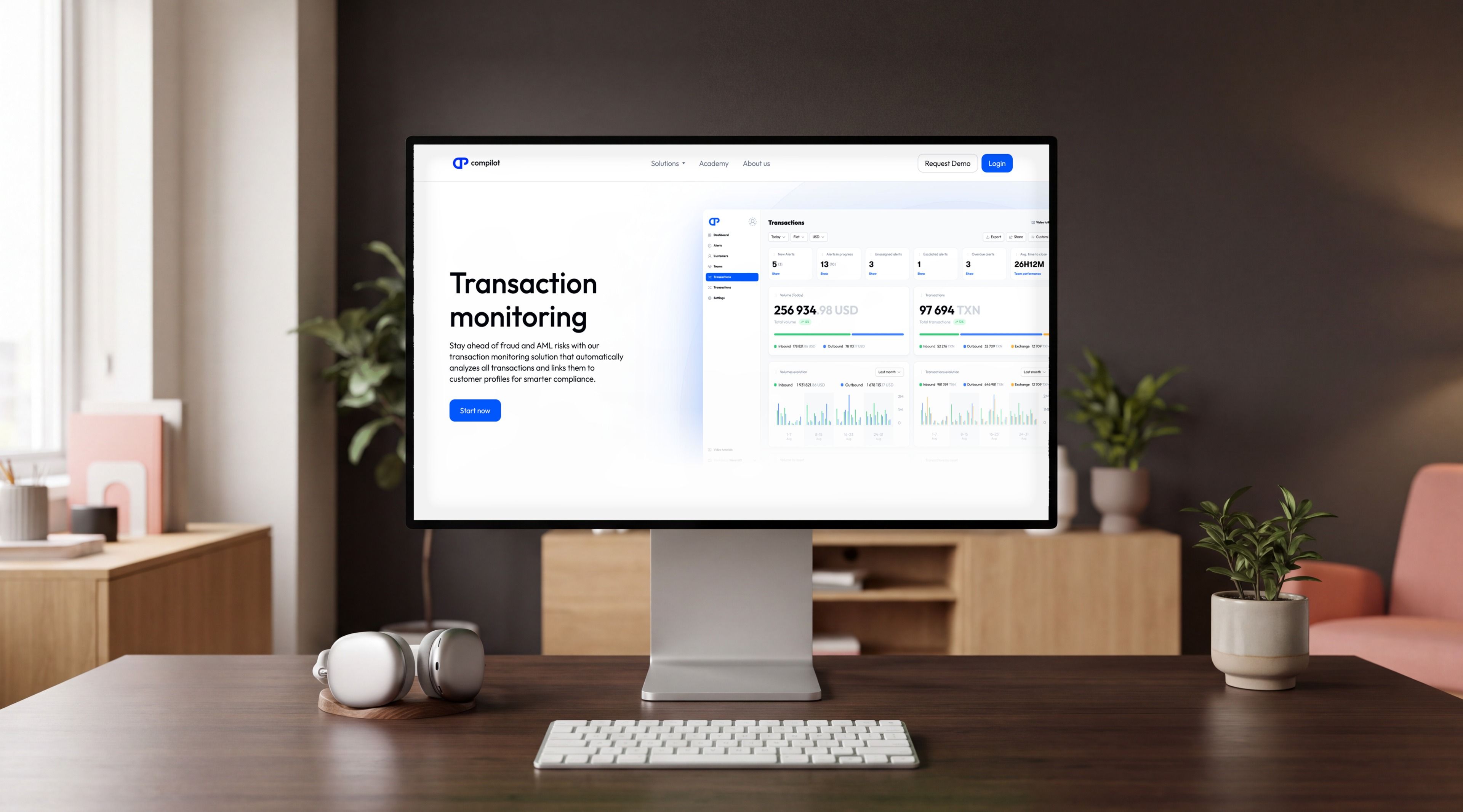 Pro Display XDR sur un bureau en noyer, ouvert sur la page Transaction monitoring de Compilot