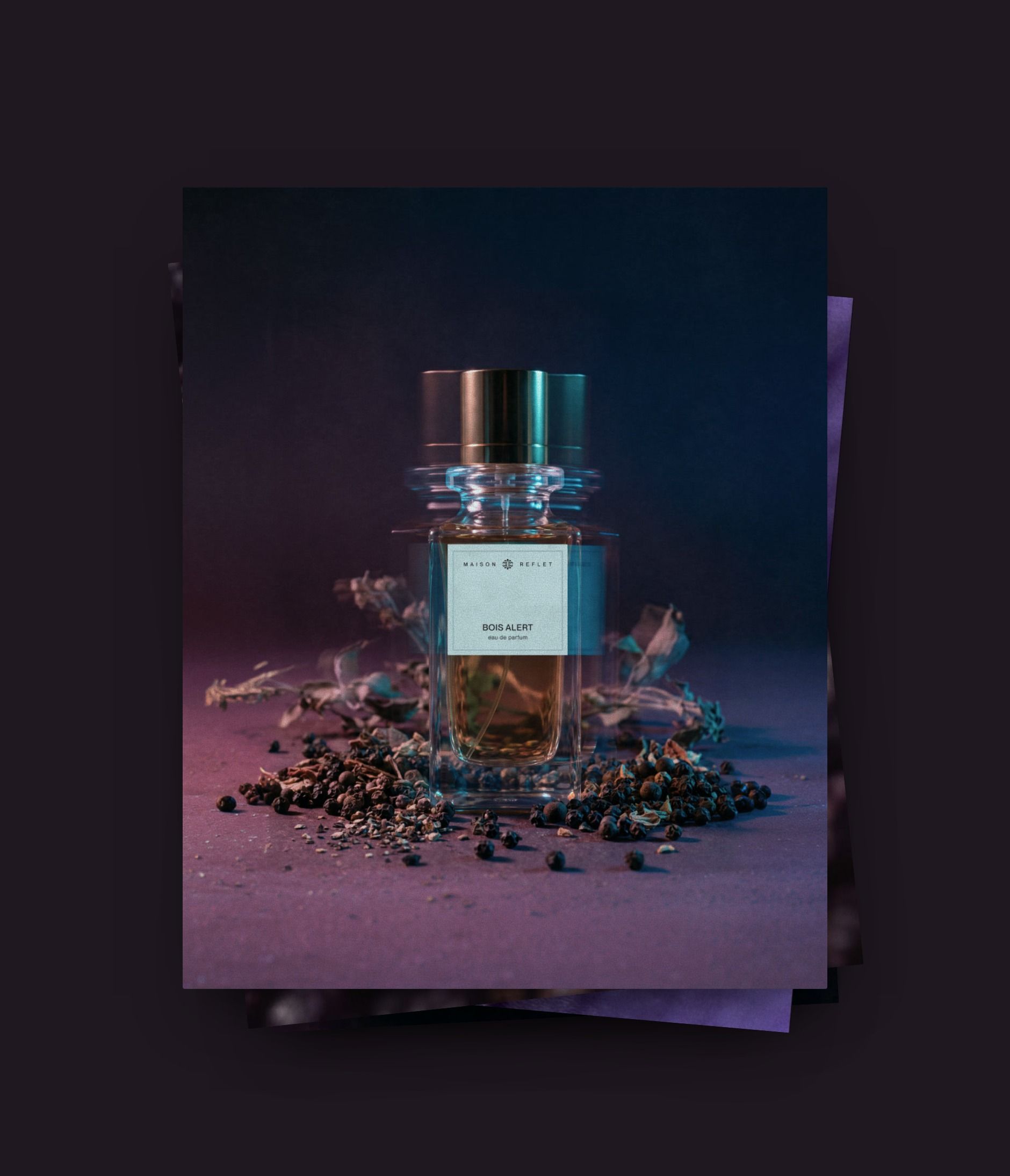 Bois Alert: the bottle among peppercorns, black pepper, saffron crocus