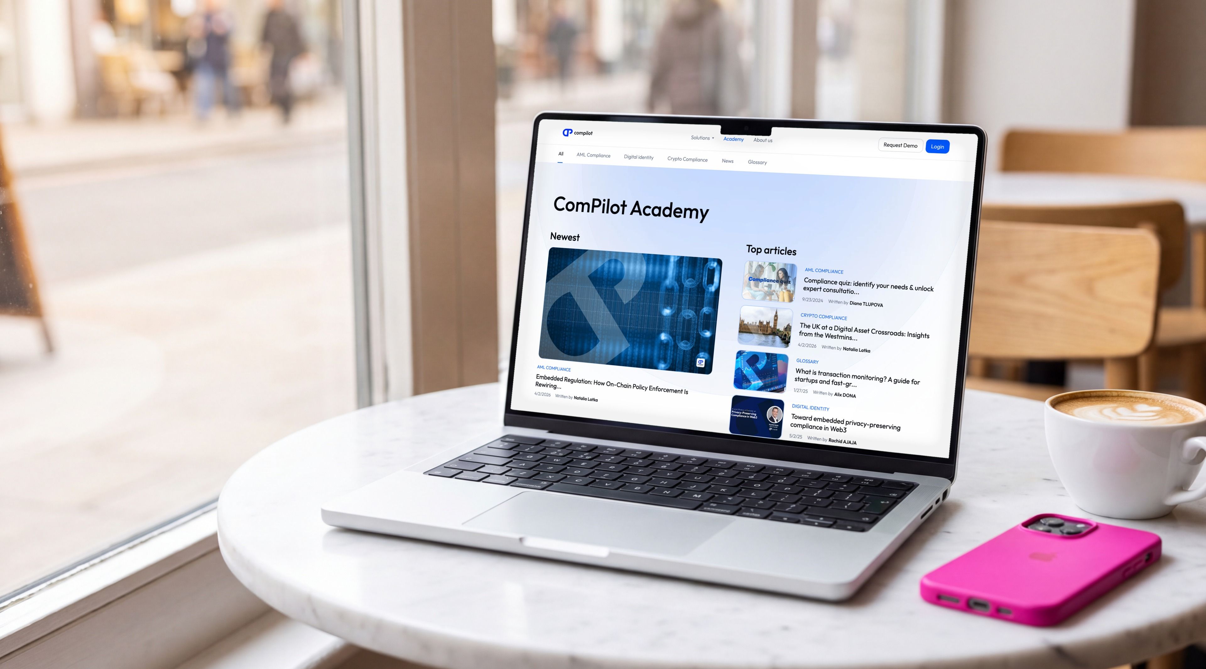MacBook Pro sur une table de café en marbre, ouvert sur l'Academy de Compilot