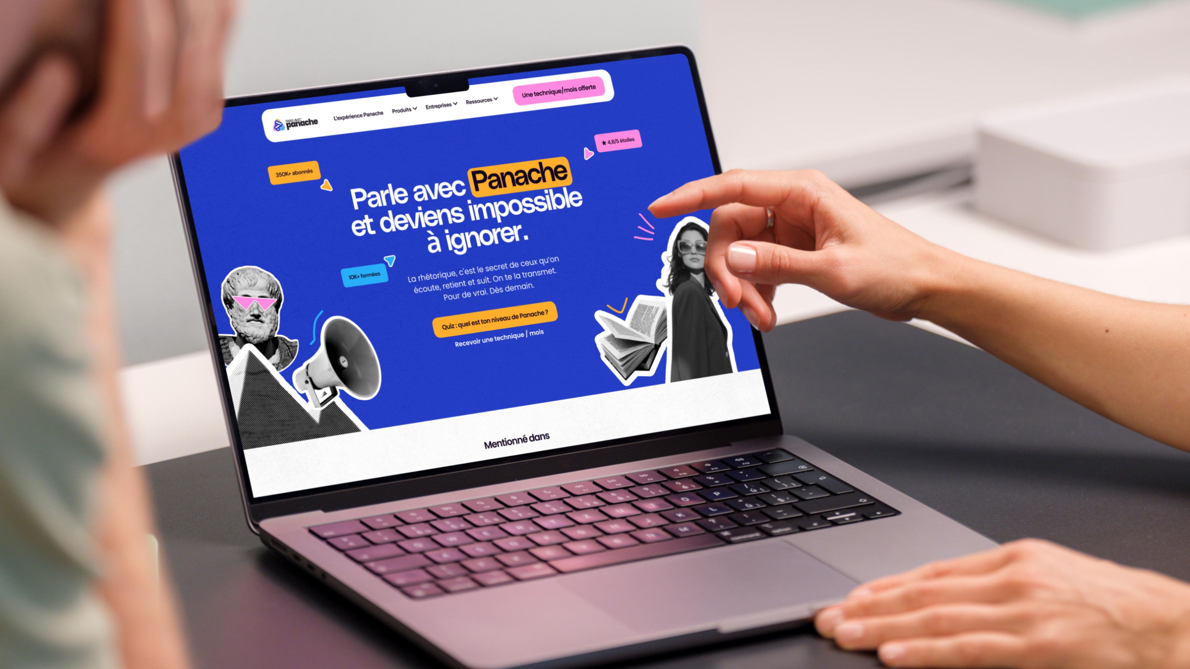 Laptop affichant la page d’accueil bleue de Panache : « Parle avec Panache et deviens impossible à ignorer »