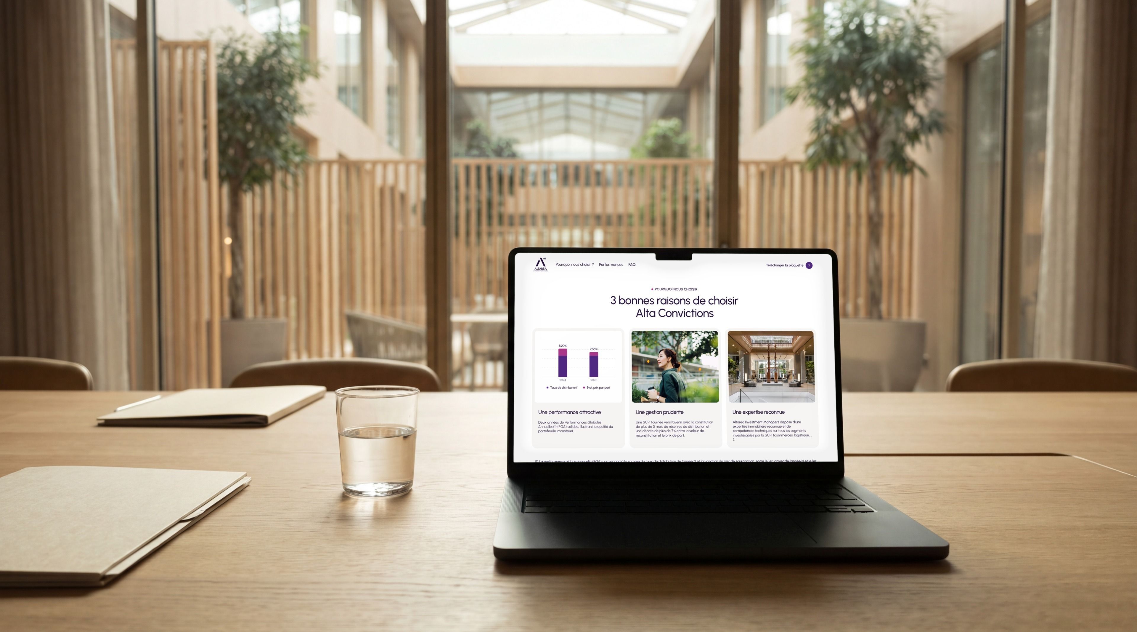 MacBook Pro on a meeting table, open on the “3 good reasons to choose Alta Convictions” section