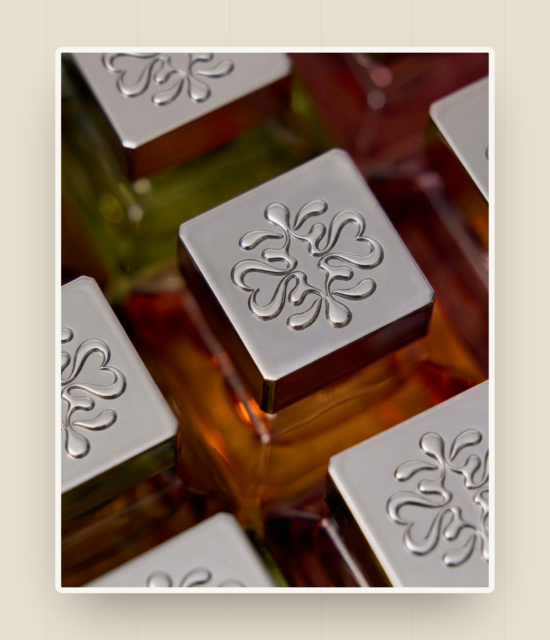 Metal caps engraved with the Maison Reflet symbol