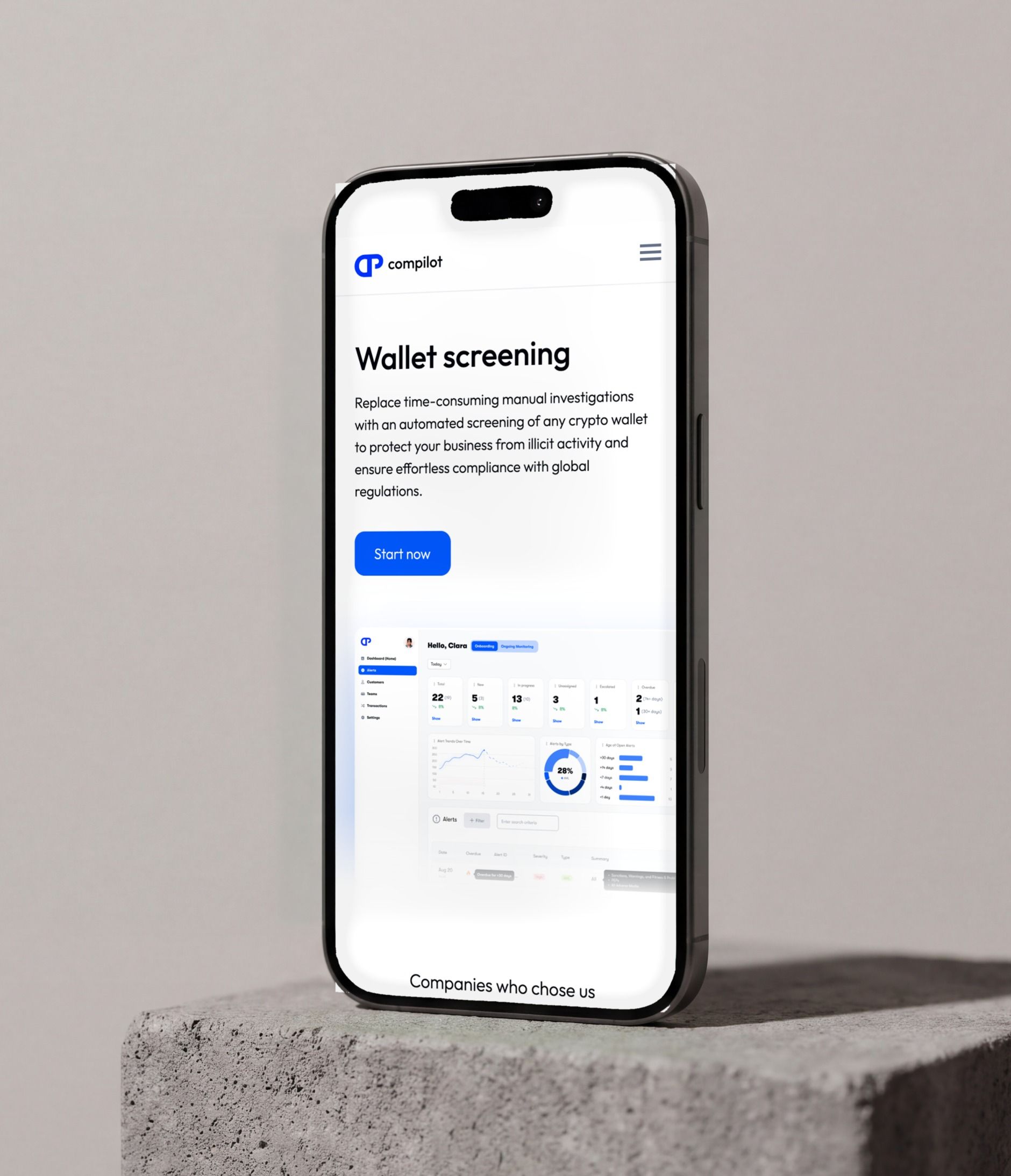 iPhone posé sur du béton, ouvert sur la page mobile Wallet Screening de ComPilot