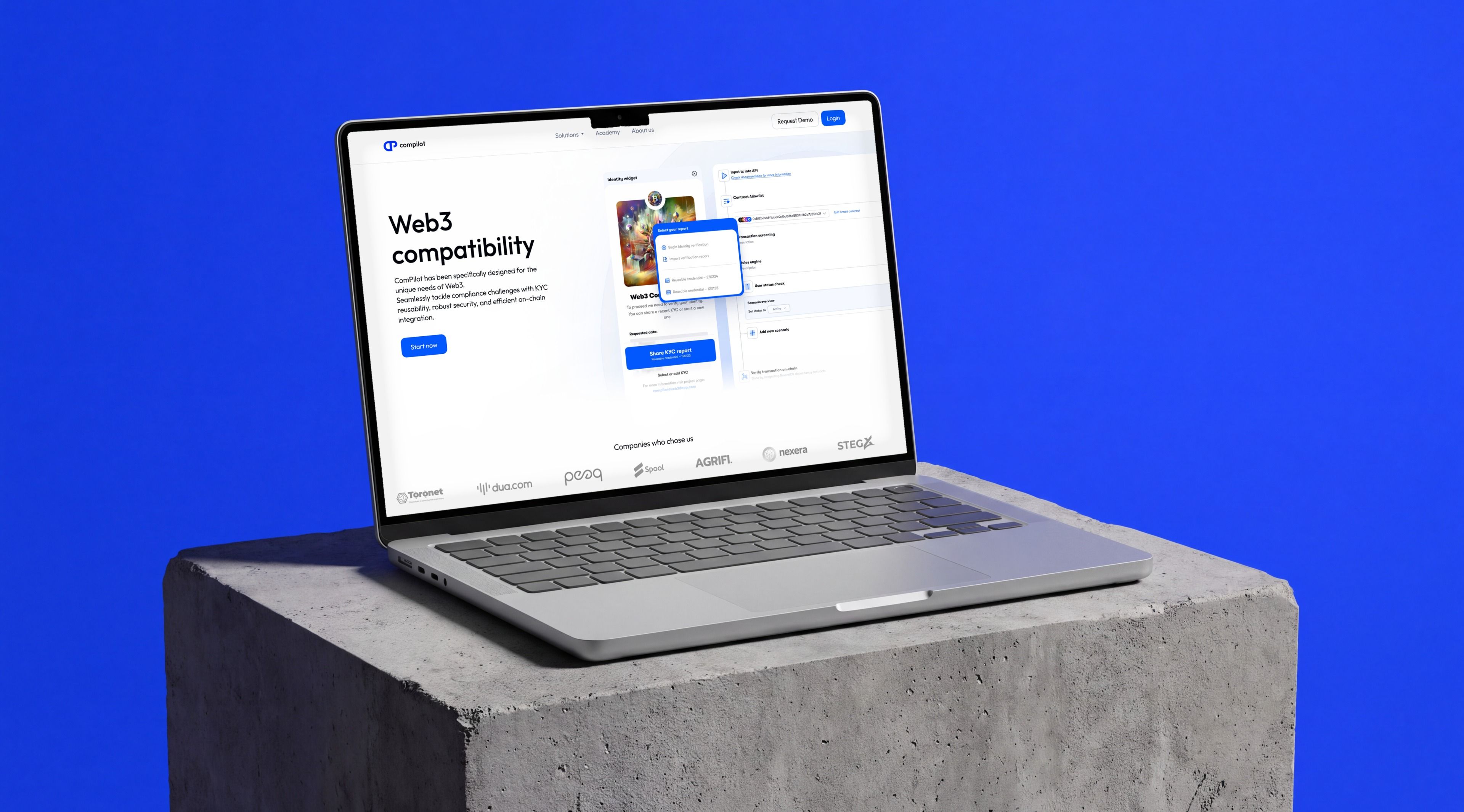 MacBook Pro sur un bloc de béton devant un fond bleu, ouvert sur la page KYC de Compilot