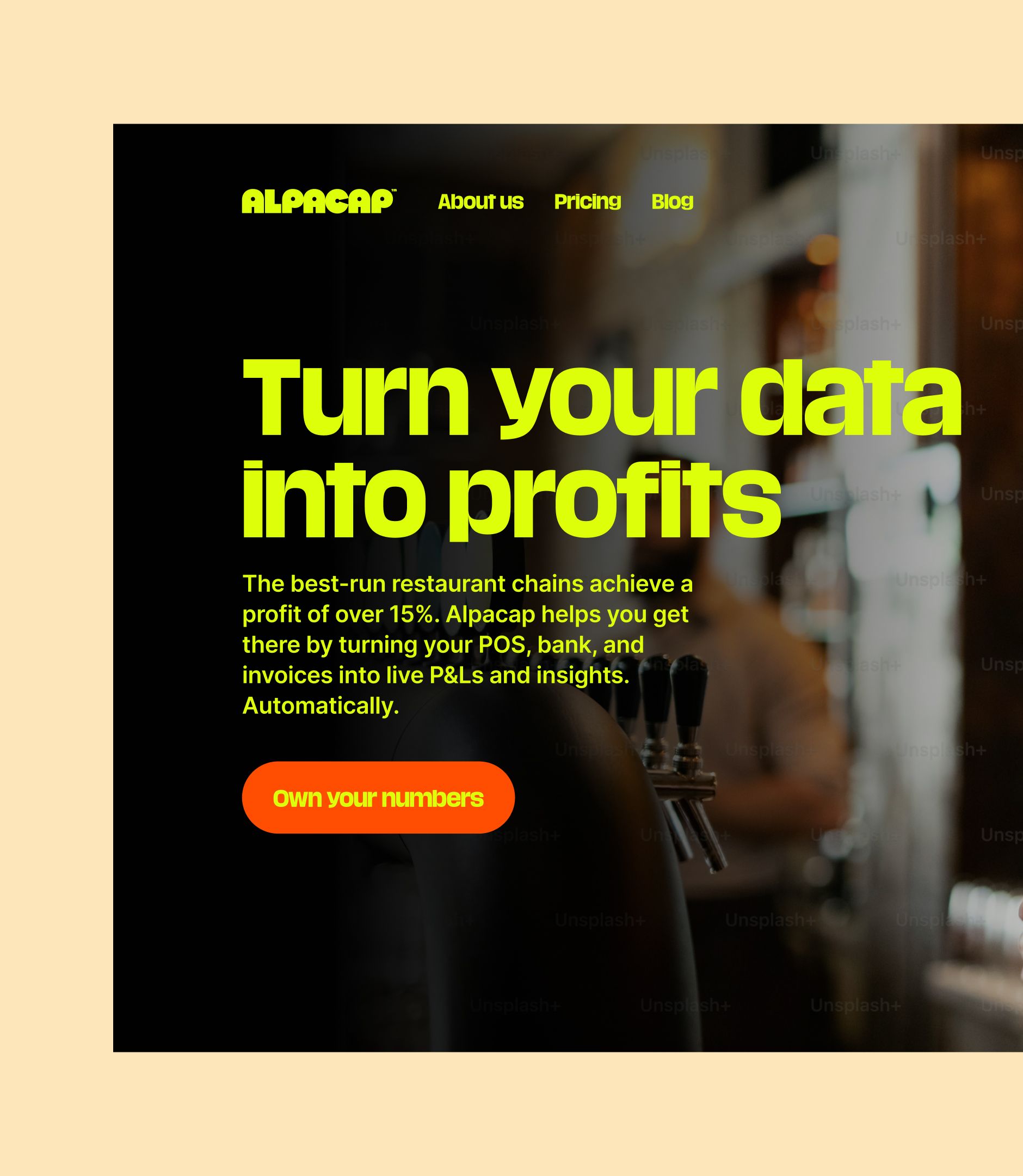 Maquette de la section hero d’Alpacap : titre jaune « Turn your data into profits » sur fond de bar sombre, bouton orange